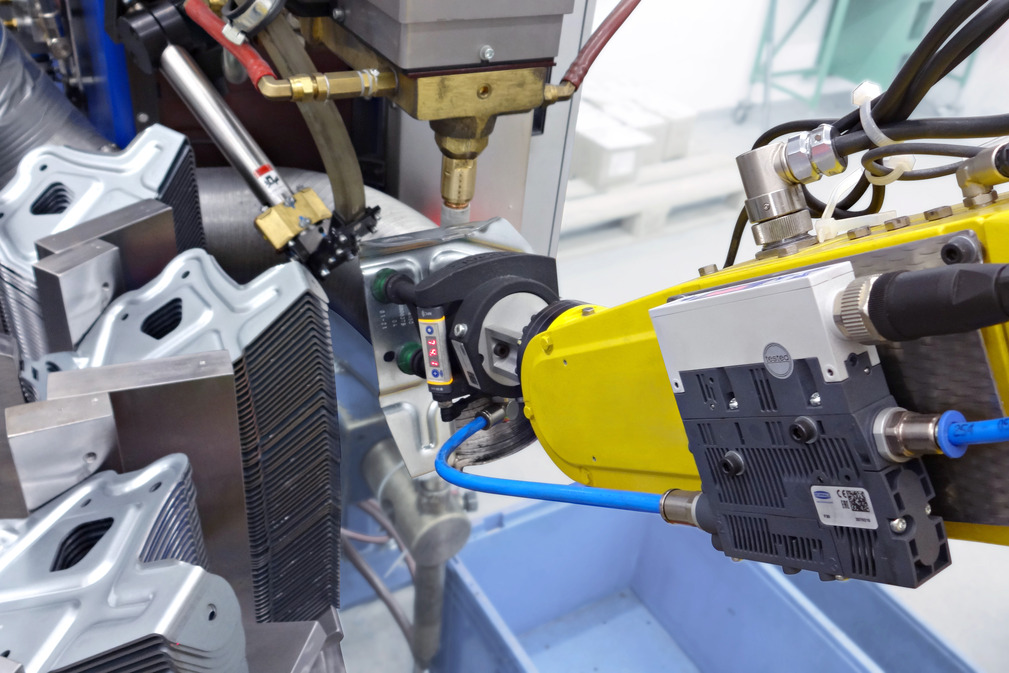 Despite limited gripping surfaces on the bent punched part, the robot works with the SLG gripper with a high degree of process reliability.